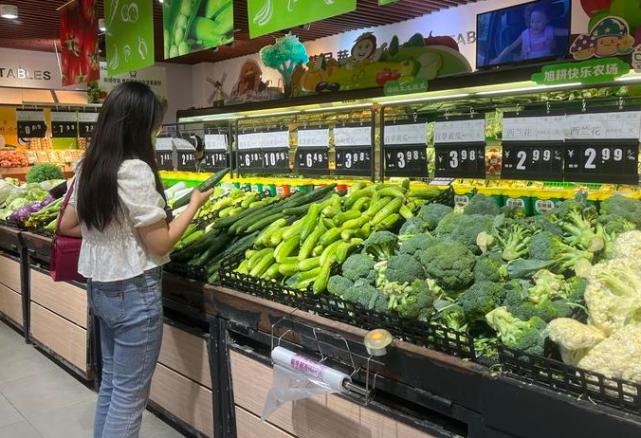 究其原因,超市蔬菜区销售班长告诉记者,每到夏季高温天气,蔬菜生长